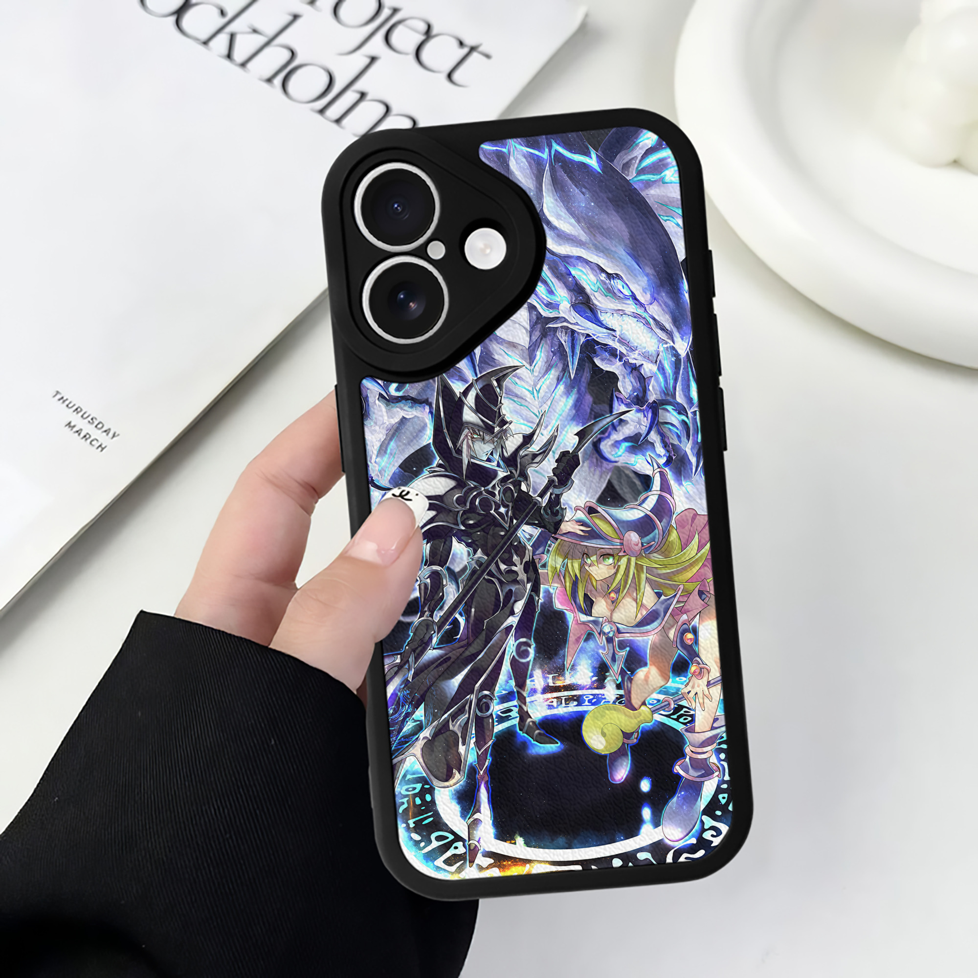 （画像用） 遊☆戯☆王 Yu-Gi-Oh! 【iPhone 16シリーズ対応】シリコンスマホケース（レザー調） 材質：シリコン